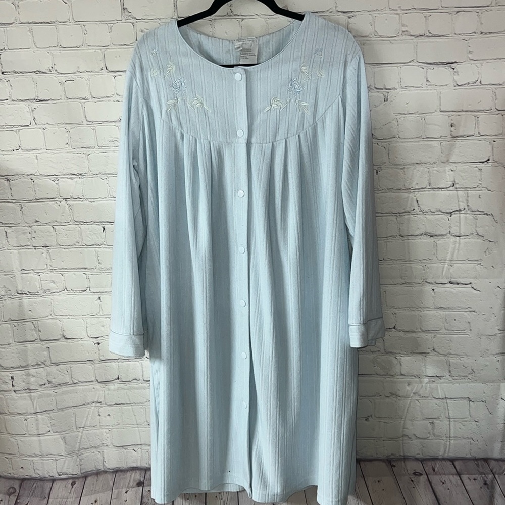 2X Heavenly bodies light blue snap closure full length robe. Light/mediu…